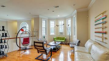 House (5 Bedrooms) | Interior