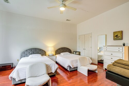 Stay Near DC! Group Getaway w/ Easy Metro Access