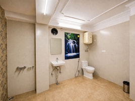 Familienzimmer | Badezimmer | Dusche, kostenlose Toilettenartikel, Handtücher, Seife