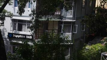 Vista frontal de la propiedad