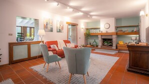 Ein geräumiges Wohnzimmer mit Kamin, Essbereich und Küche.