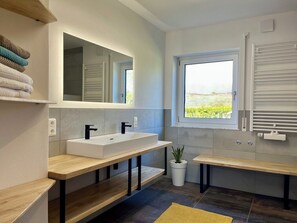 Douche, sèche-cheveux, serviettes fournies, savon