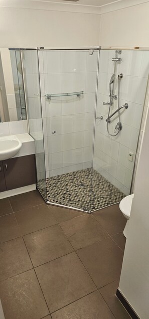 Douche, sèche-cheveux, serviettes fournies, savon