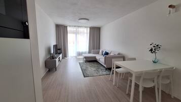 Comfort-Apartment, Balkon, Stadtblick | Wohnbereich