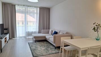 Comfort Apartment, Balcony, City View | Living area