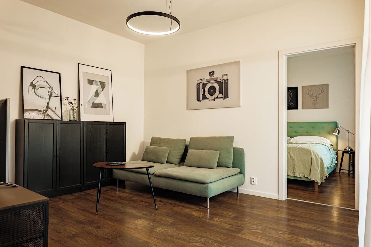 Apartamento clásico, balcón | Cortinas opacas, tabla de planchar con plancha, wifi gratis