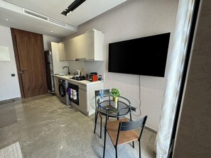 Private kitchen - Modern City-Center Studio, 500m from Mohamed V Stadium - Pavilion 41-. (Casablanca)