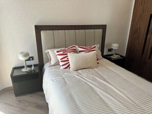 Iron/ironing board, Internet, bed sheets - Modern City-Center Studio, 500m from Mohamed V Stadium - Pavilion 41-. (Casablanca)