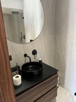 Een haardroger, handdoeken, zeep, toiletpapier
