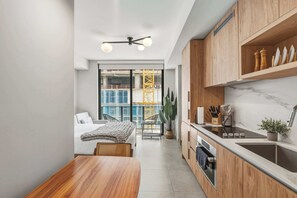 Fridge, microwave, stovetop, dishwasher