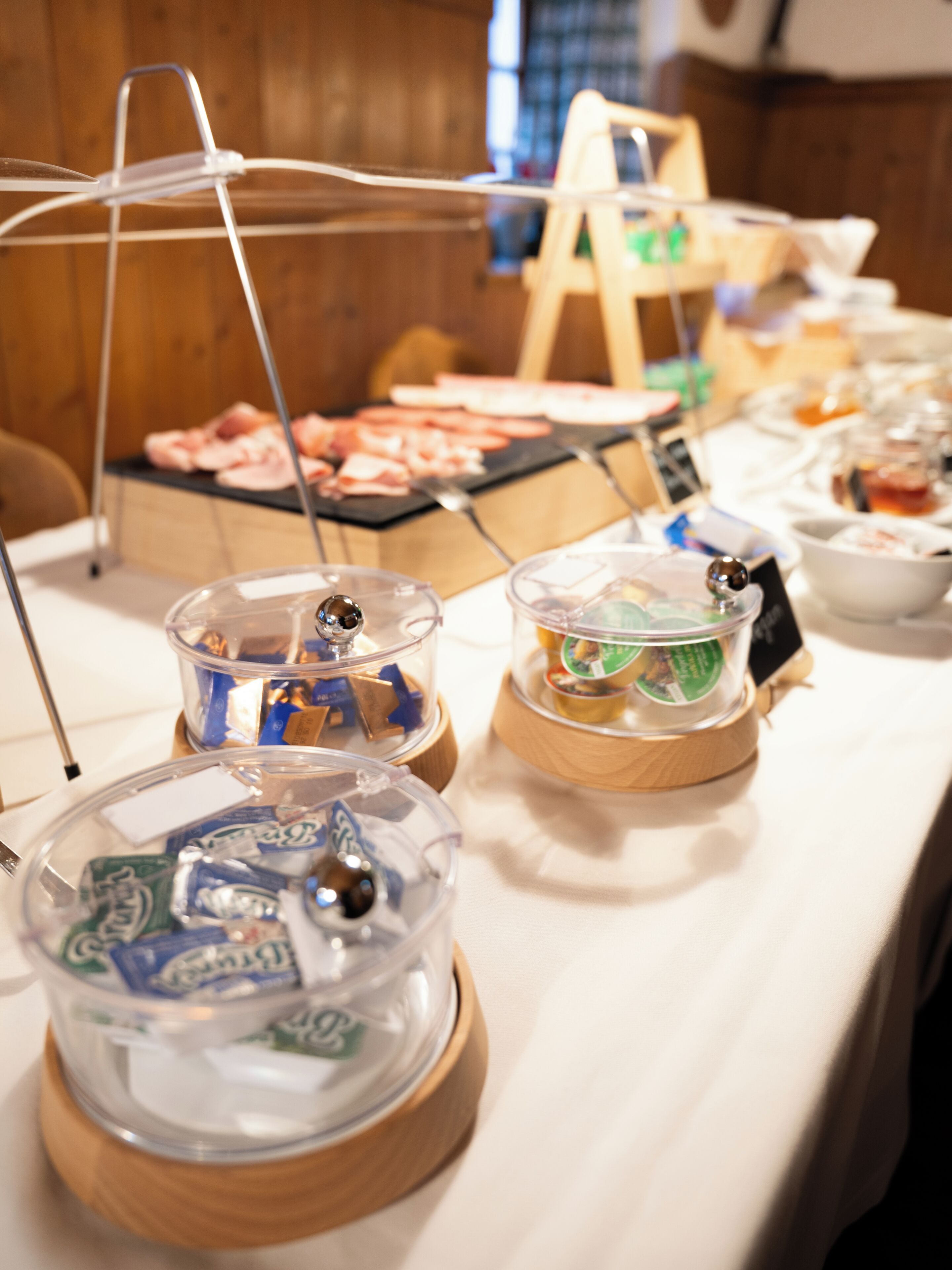 Una mesa de buffet con diversos alimentos y condimentos.