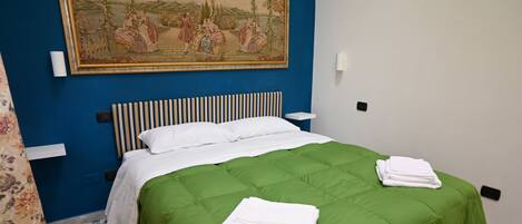 Silitysrauta/-lauta, Wi-Fi, vuodevaatteet