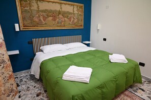 Planxa i posts de planxar, wifi i roba de llit