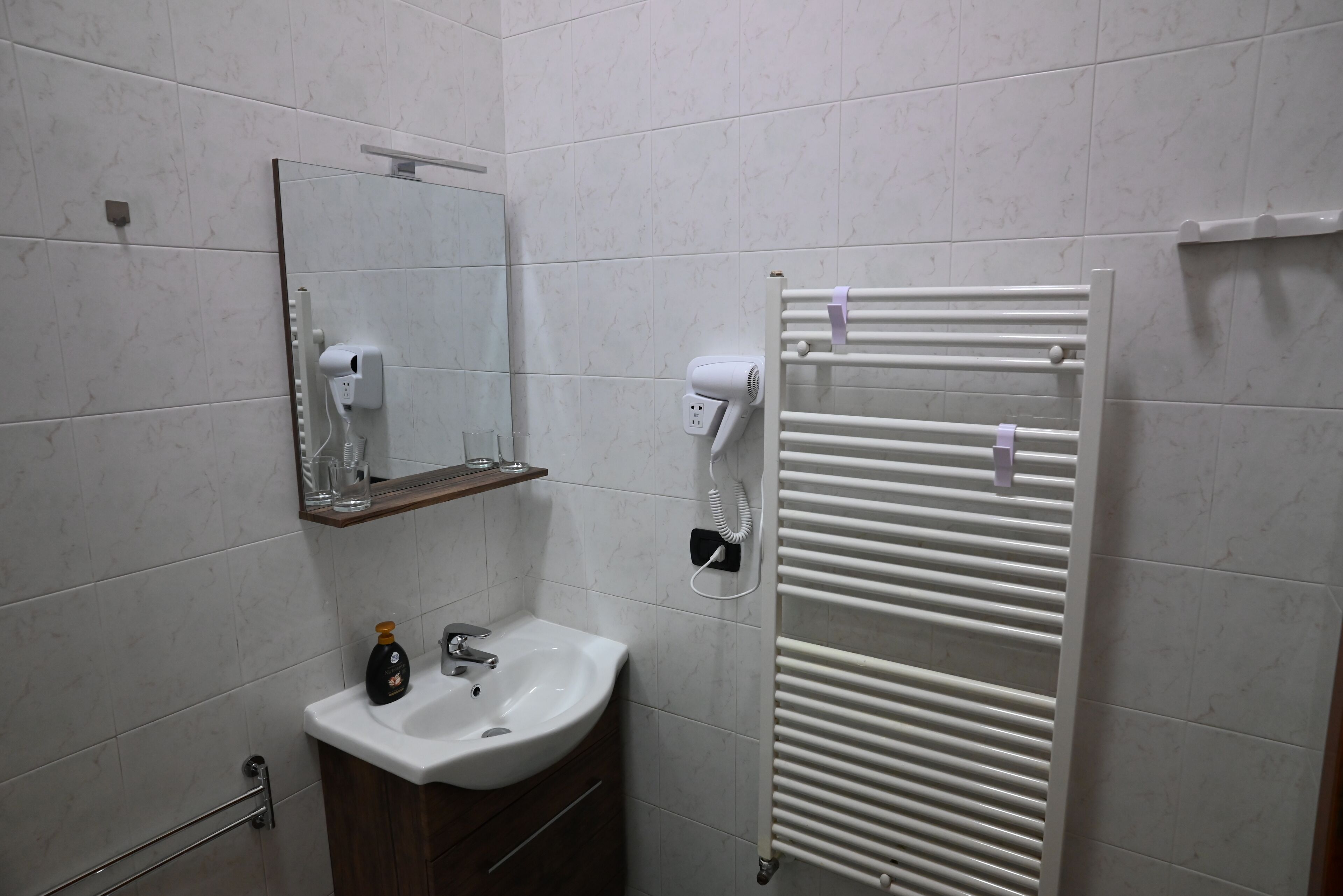 Dusche, Haartrockner, Bidet, Handtücher