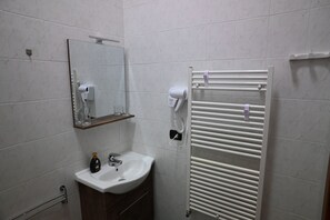 Dutxa, assecador de cabells, bidet i tovalloles