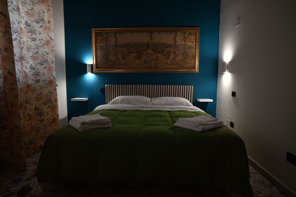 Planxa i posts de planxar, wifi i roba de llit