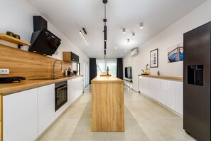 Refrigerador, horno, lavavajillas y cafetera y tetera 