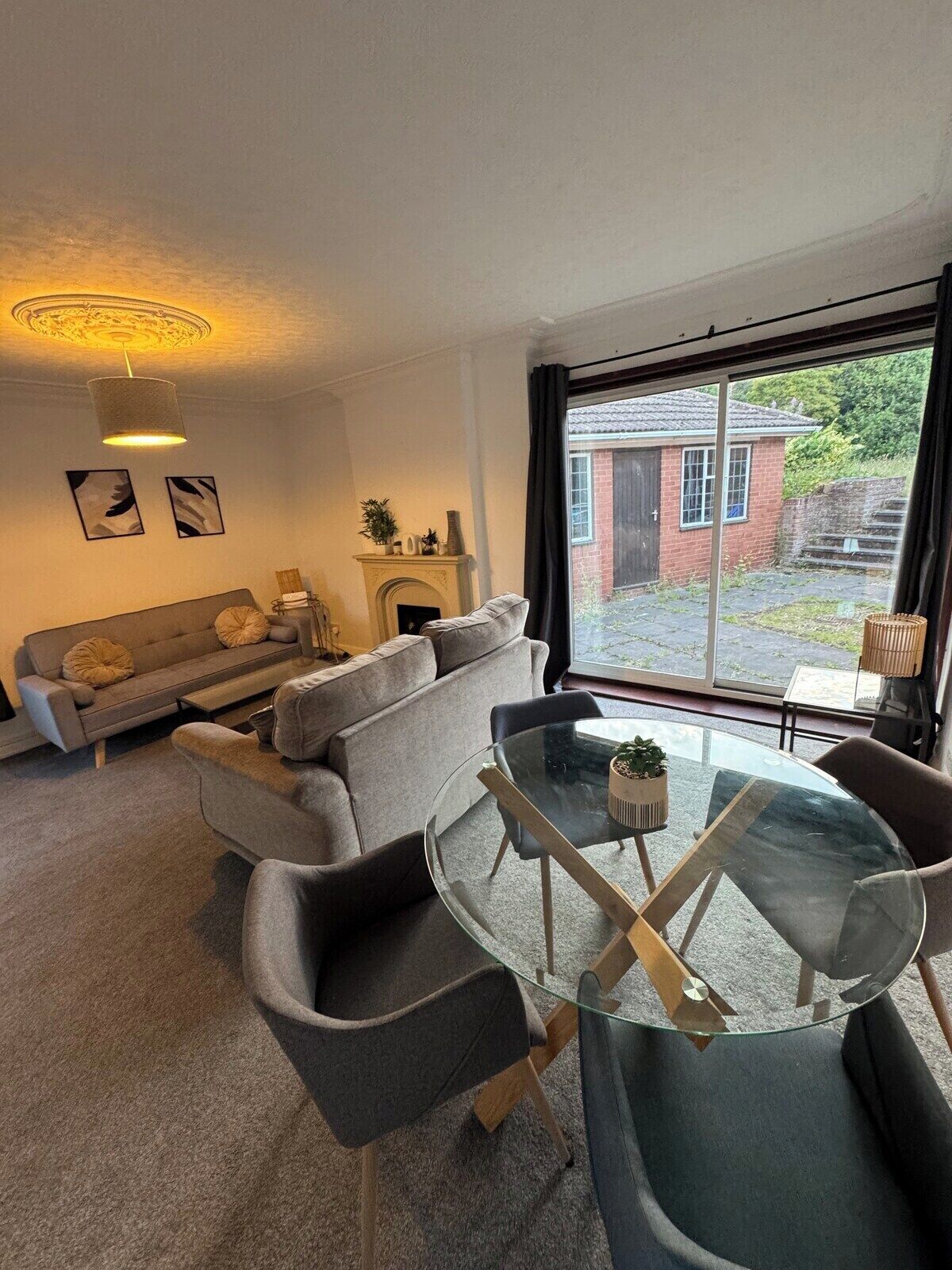 Télévision, cheminée