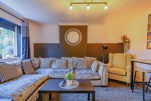 TV - 2 BR Apartment By Eason Stays Short Lets Chester (Chester)