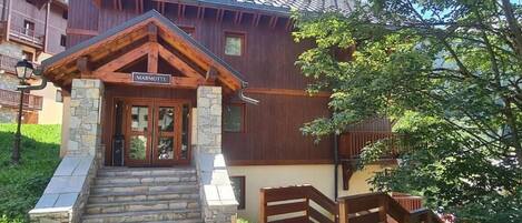 المنشأة من الخارج