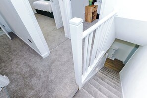 4 bedrooms, iron/ironing board, Internet, bed sheets