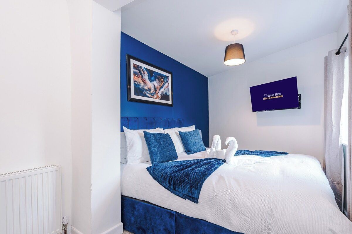4 bedrooms, iron/ironing board, Internet, bed sheets