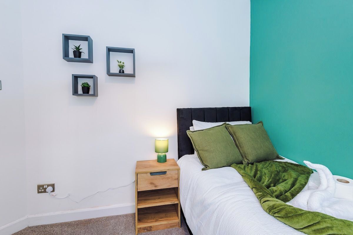 4 bedrooms, iron/ironing board, internet, bed sheets
