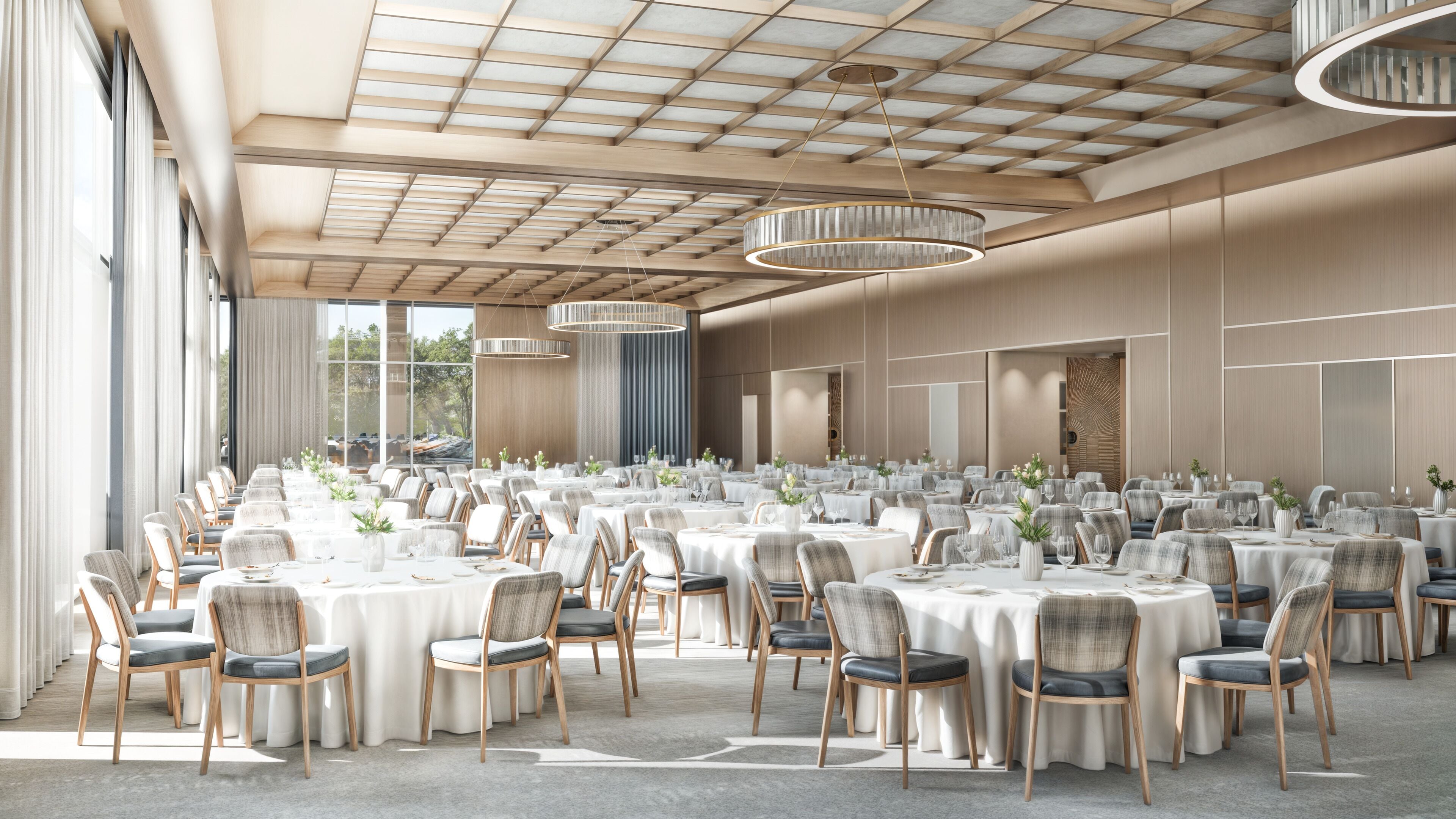 Ein geräumiger Festsaal mit runden Tischen und Stühlen, großen Fenstern und einer hohen Decke mit Rasteroptik.