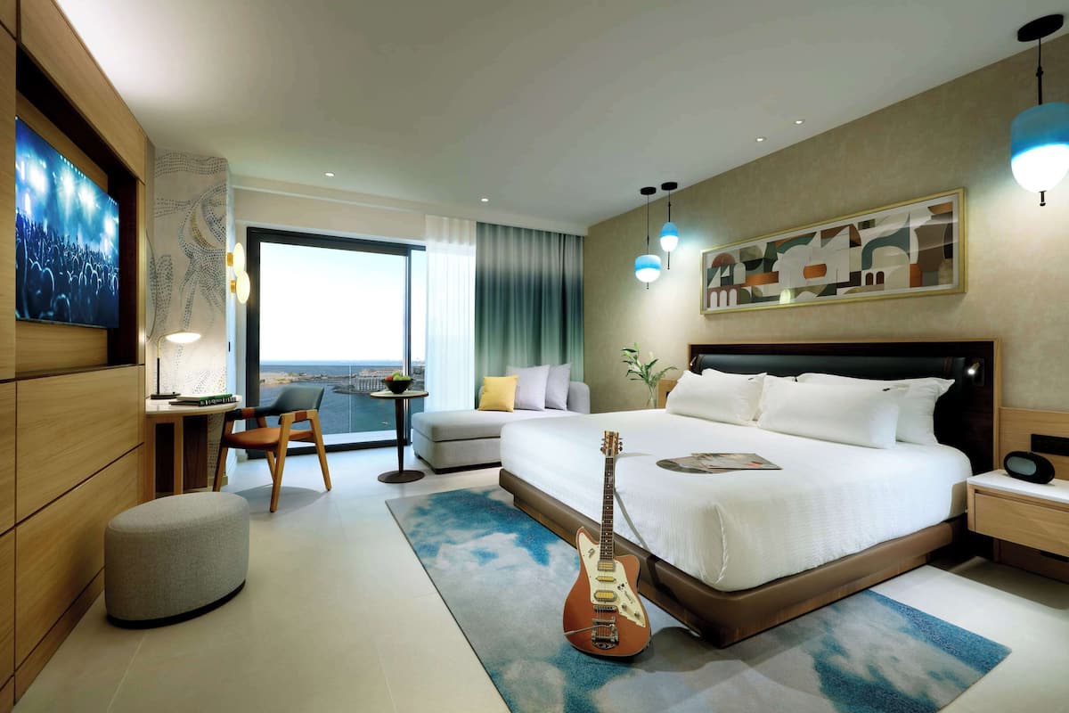 Deluxe King Accessible