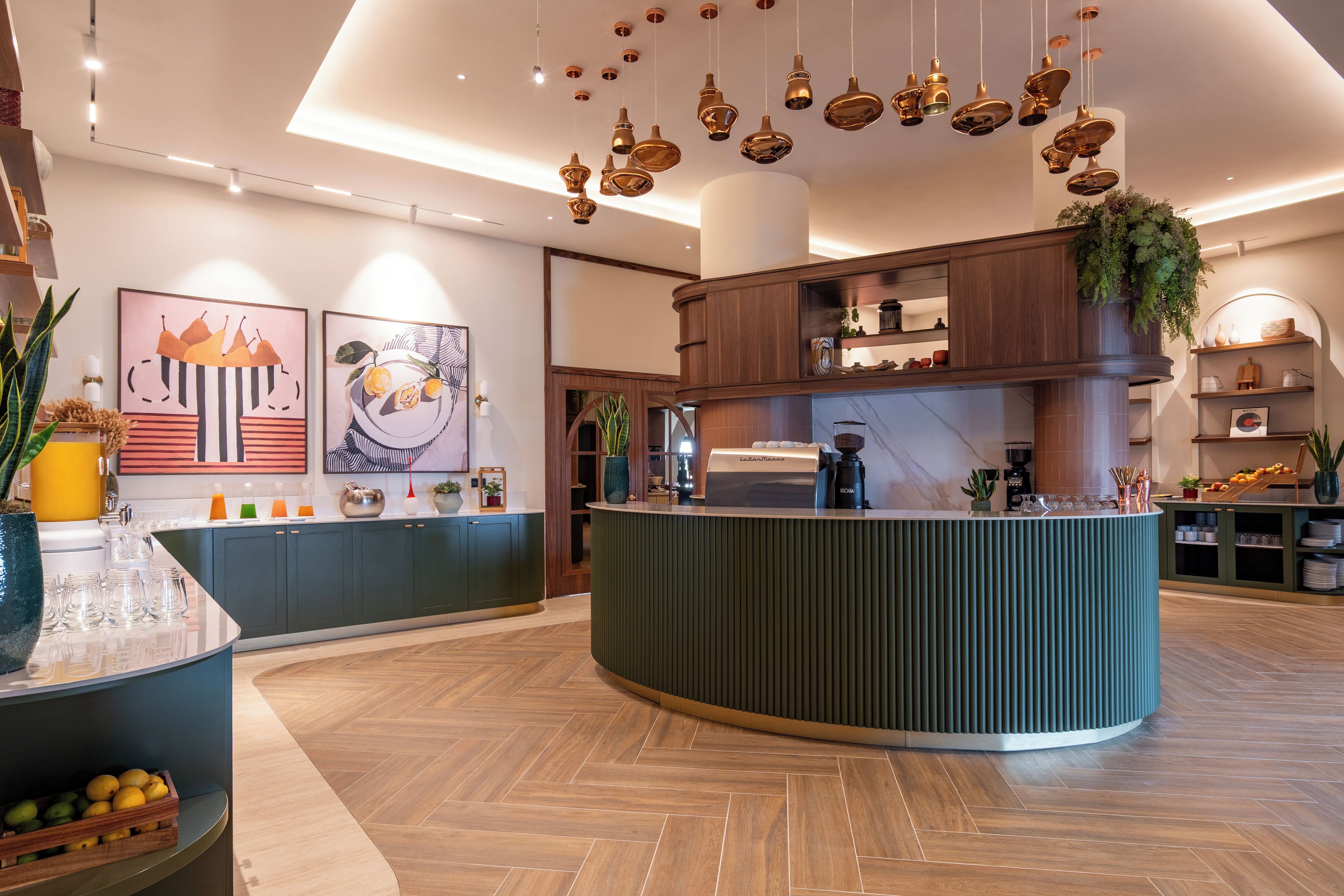 Un espace cuisine moderne avec un îlot central, des meubles en bois et une machine à café.