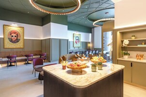 Un interior moderno con zona de bar, asientos y obras de arte.