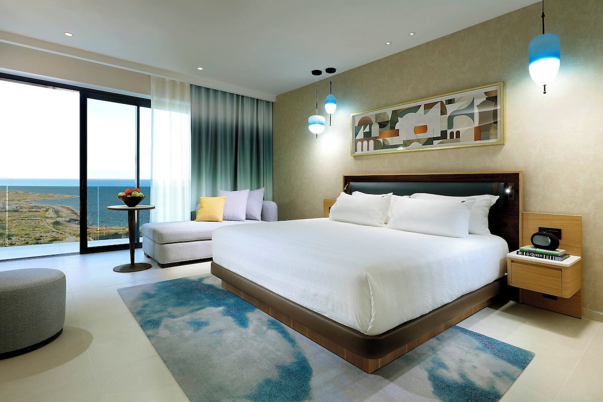 Superior King Club | In-room safe, desk, iron/ironing board, free WiFi