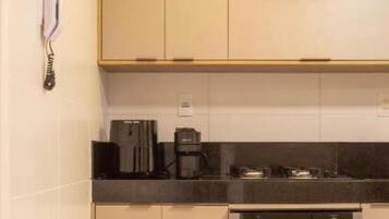 Klassieke tweepersoonskamer, terras, uitzicht op het strand | Privékeuken