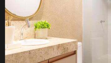 Klassieke tweepersoonskamer, terras, uitzicht op het strand | Badkamer | Een douche, gratis toiletartikelen, een haardroger, handdoeken