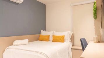 Klassieke tweepersoonskamer, terras, uitzicht op het strand | Een kluis op de kamer, een bureau, een laptopwerkplek, gratis wifi