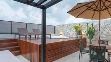 Klassieke tweepersoonskamer, terras, uitzicht op het strand | Terras