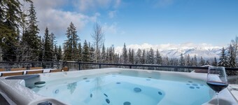 Luxury townhome with hot tub—perfect for big families and group get-togethers
