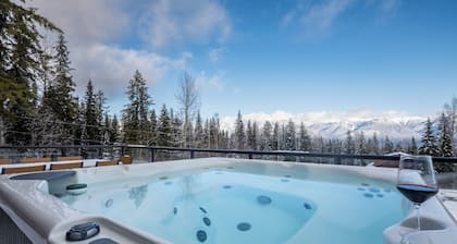 Luxury townhome with hot tub—perfect for big families and group get-togethers