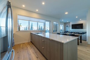 Fridge, microwave, oven, stovetop - Luxury townhome with hot tub—perfect for big families and group get-togethers
 (Golden)