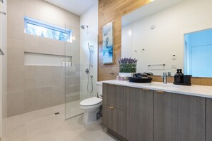 Sèche-cheveux, bidet, serviettes fournies, savon