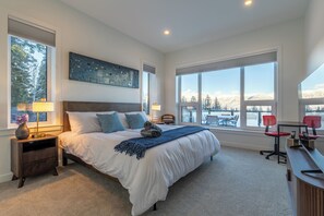 Desk, iron/ironing board, WiFi, bed sheets - Luxury townhome with hot tub—perfect for big families and group get-togethers
 (Golden)