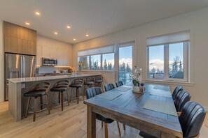 Dining - Luxury townhome with hot tub—perfect for big families and group get-togethers
 (Golden)