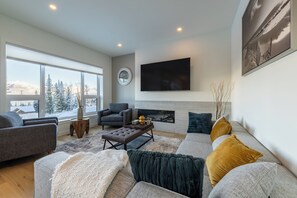Smart TV, fireplace, books - Luxury townhome with hot tub—perfect for big families and group get-togethers
 (Golden)