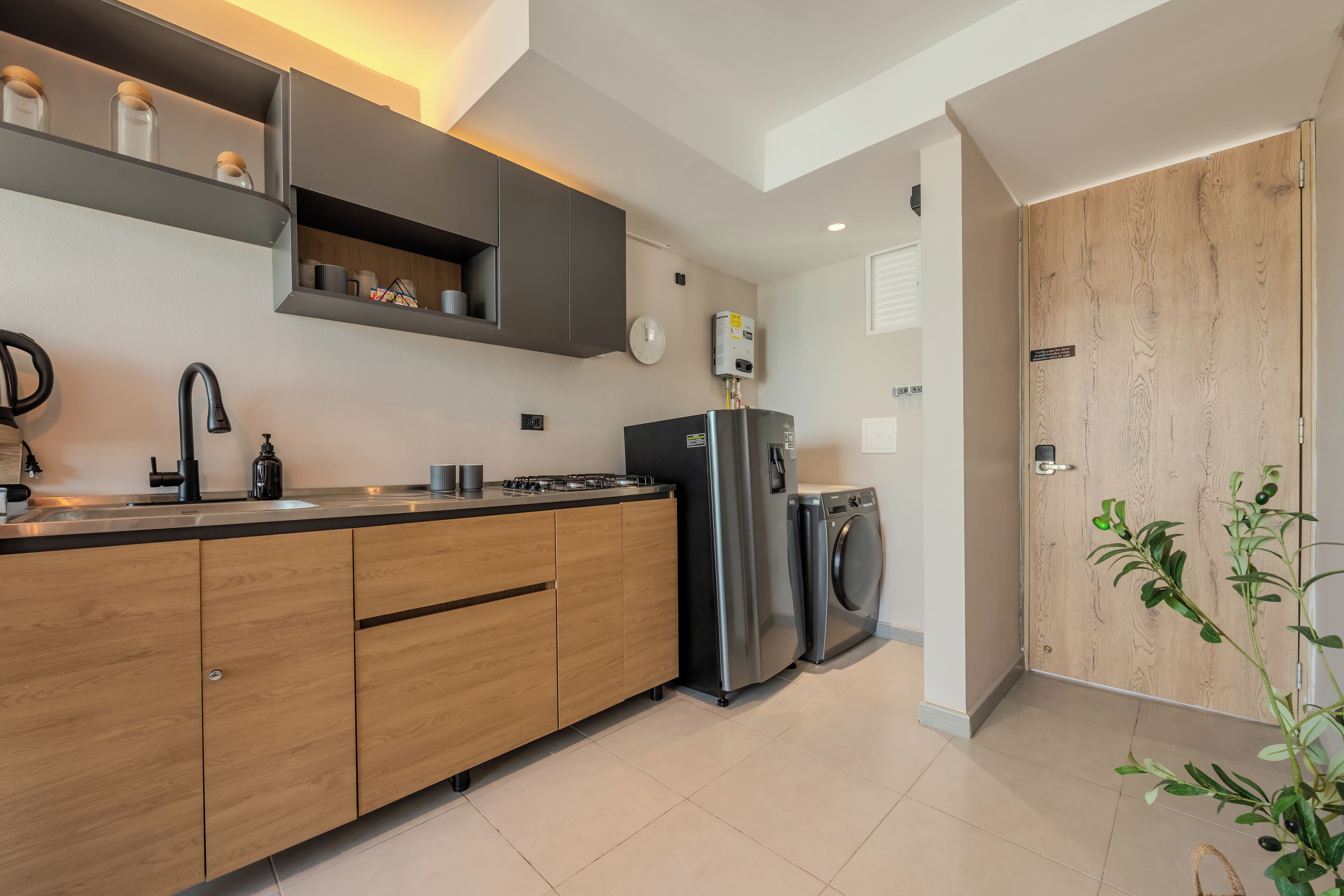 Departamento de diseñador | Cocina privada | Refrigerador, parrilla de estufa y utensilios de cocina 