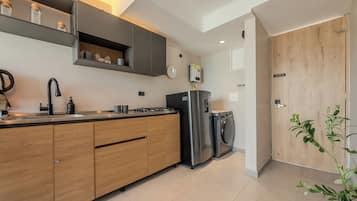 Departamento de diseñador | Cocina privada | Refrigerador, parrilla de estufa y utensilios de cocina