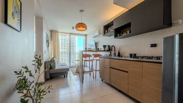 Apartamento de diseño | Cocina privada | Frigorífico, placa de cocina y utensilios de cocina