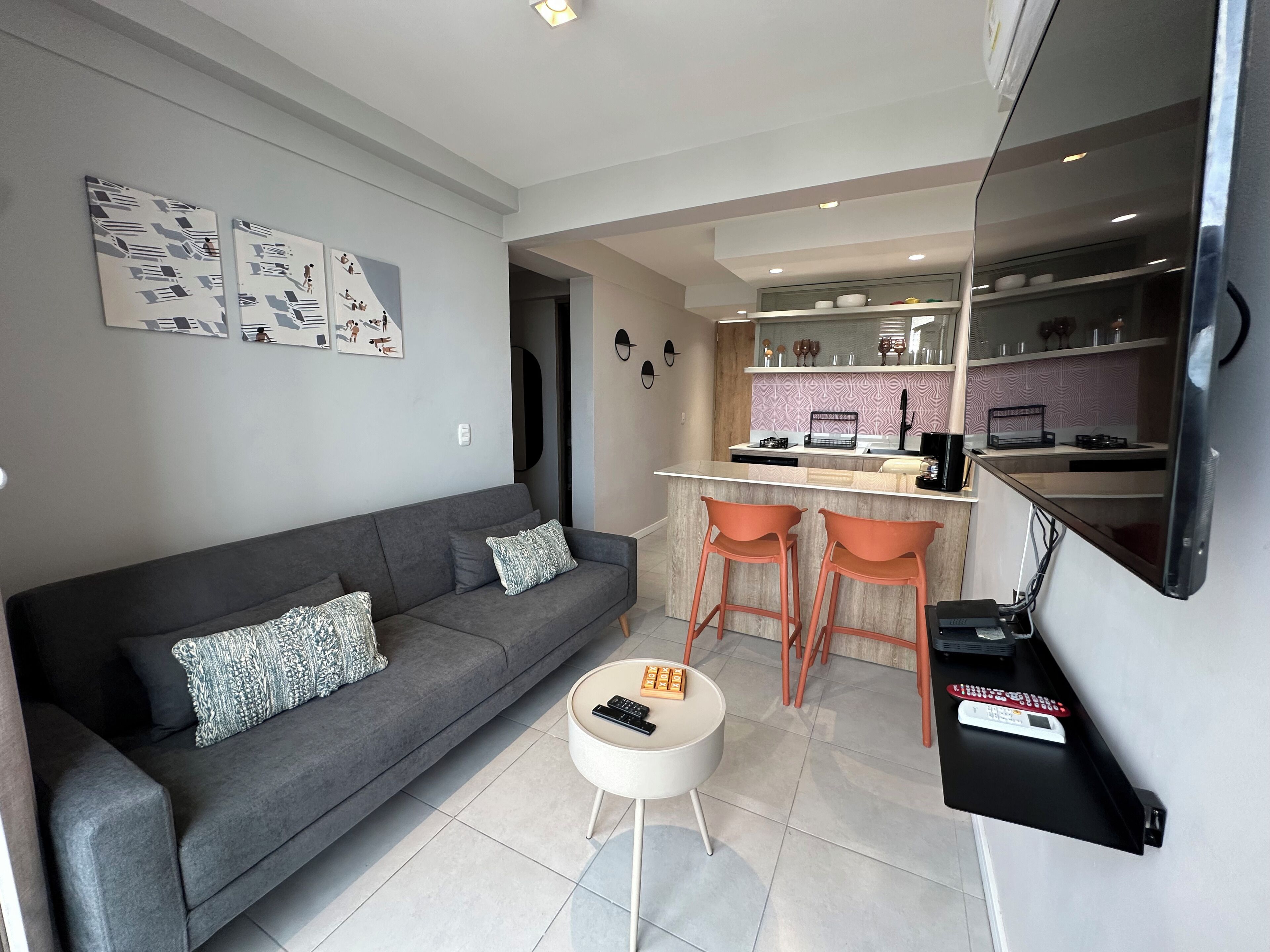 Cortinas blackout, tabla de planchar con plancha y wifi gratis 