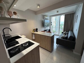 Appartement | Privékeuken | Een koelkast, een kookplaat, kookgerei, borden en bestek