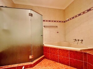 Shower, towels - Riverbend Lookout - Kalbarri, WA (Kalbarri)