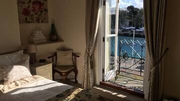 Habitación doble, balcón, vista al puerto | Cortinas blackout, insonorización y tabla de planchar con plancha